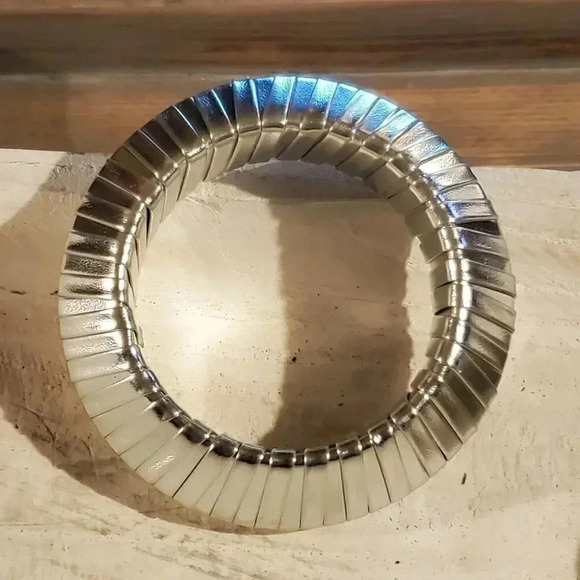 Slick Silver PU Vinyl Wrapped Chunky Retro Geometric Saucer Bangle Bracelet - Picture 6 of 9